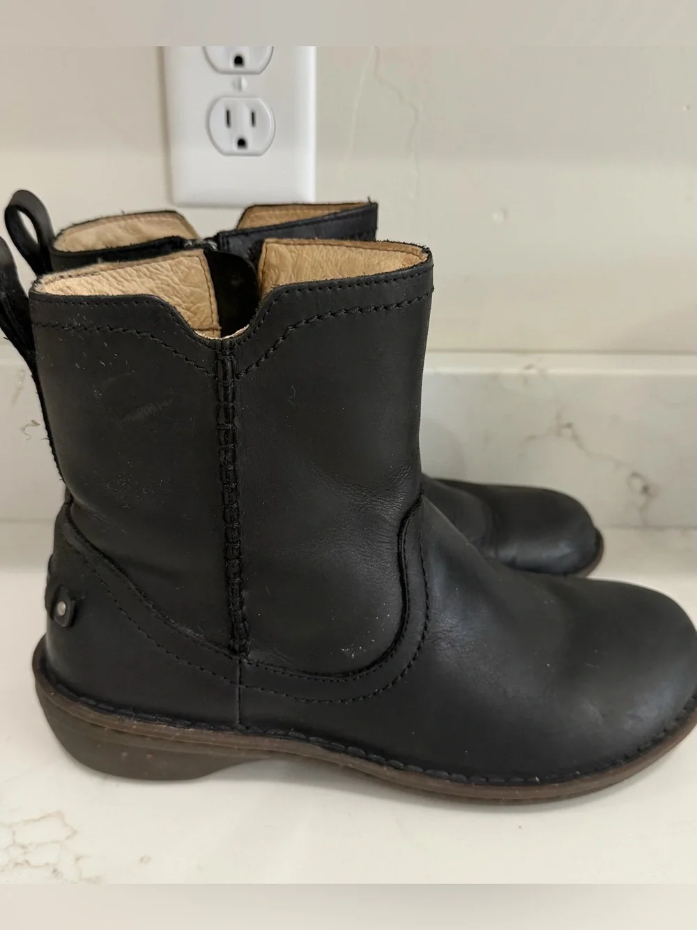 UGG Women's Sz9 Neevah Short 1004177 Black Leather Shearling Lined Ankle Boots