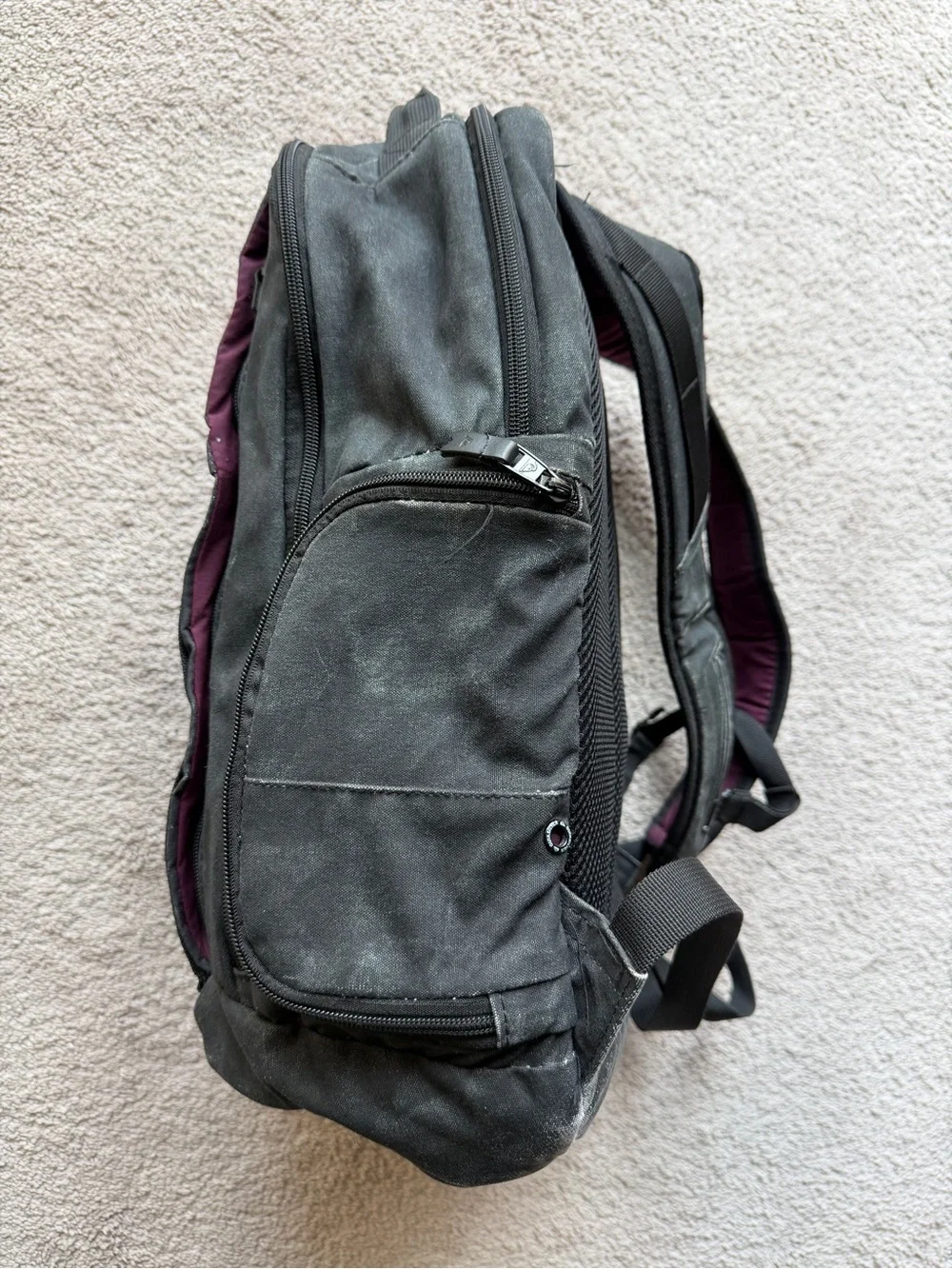 Quiksilver pockets around interior