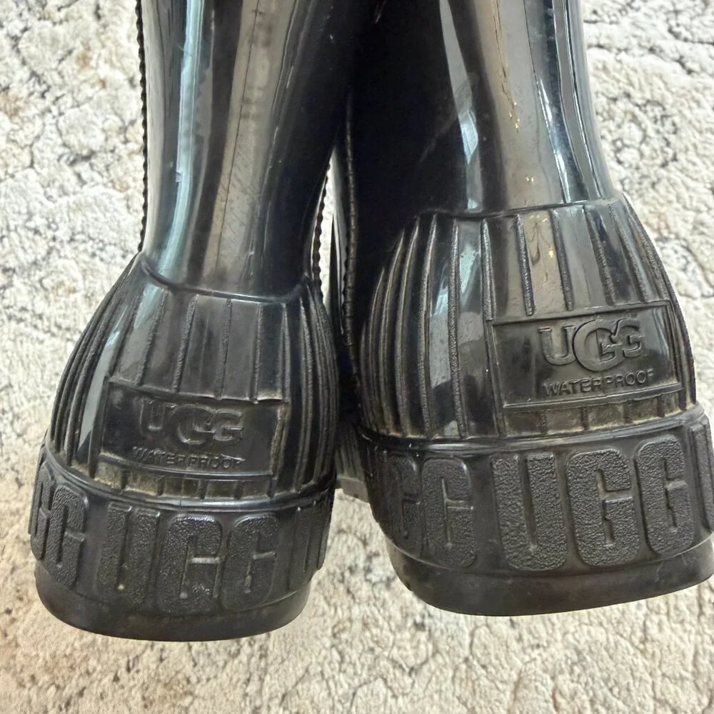 UGG shaft weather synthetic