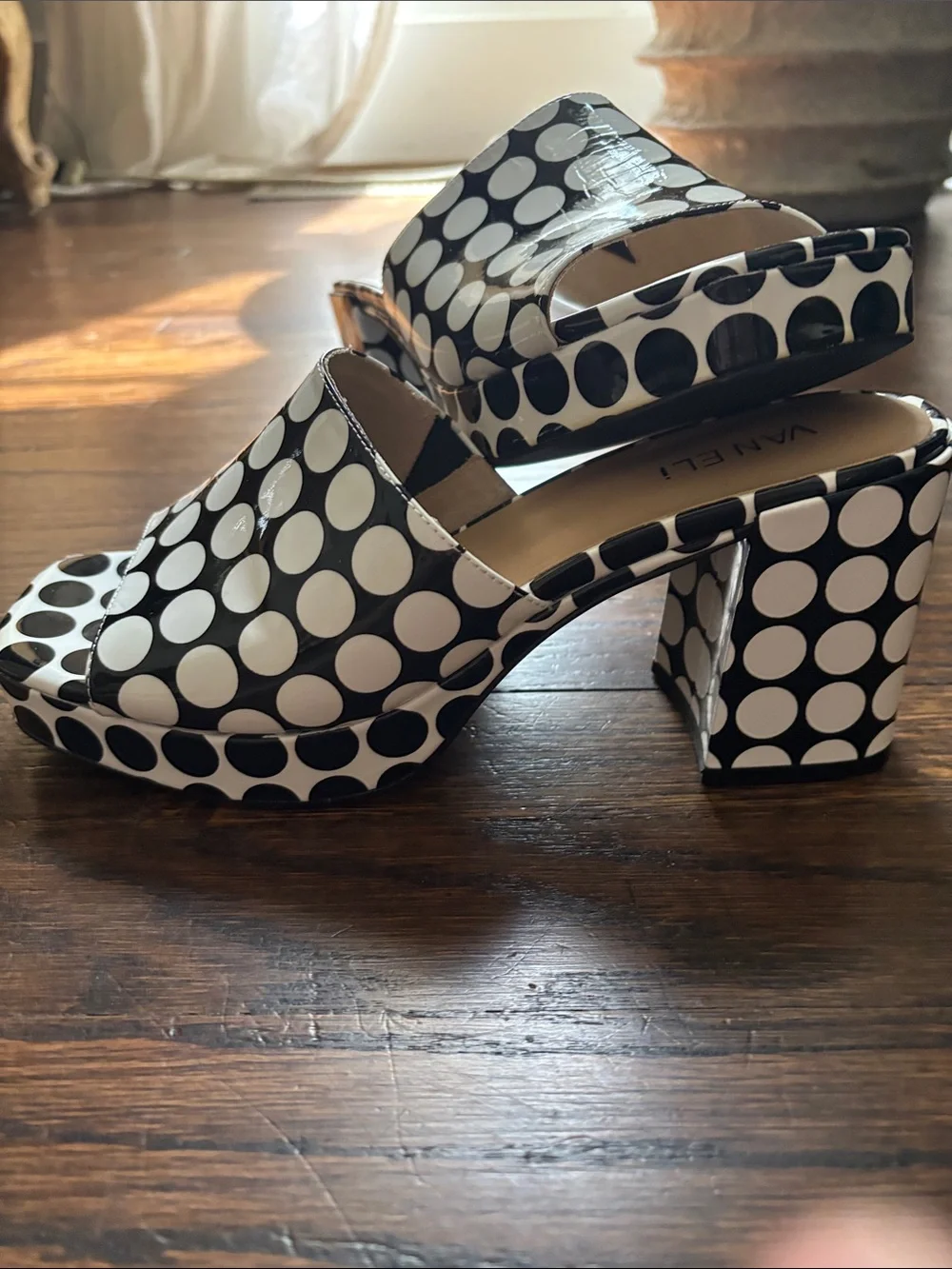 Van Eli stylish black