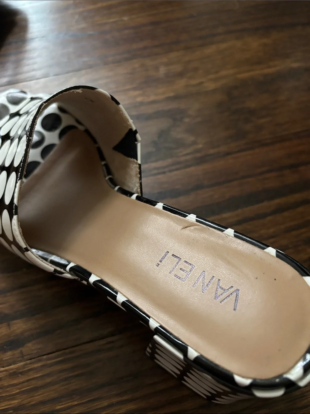 Van Eli stylish black