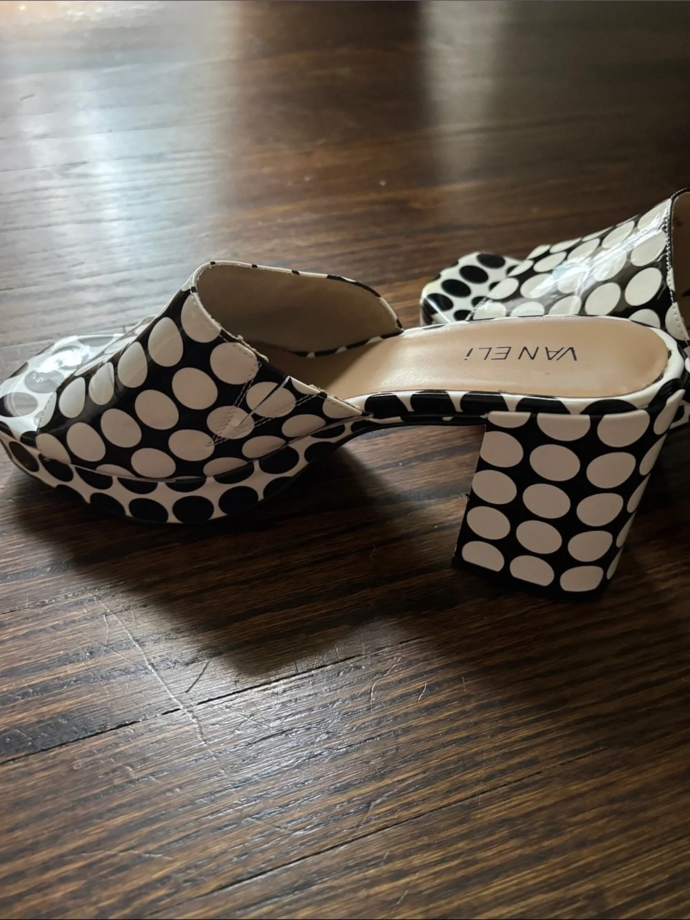 Van Eli stylish black