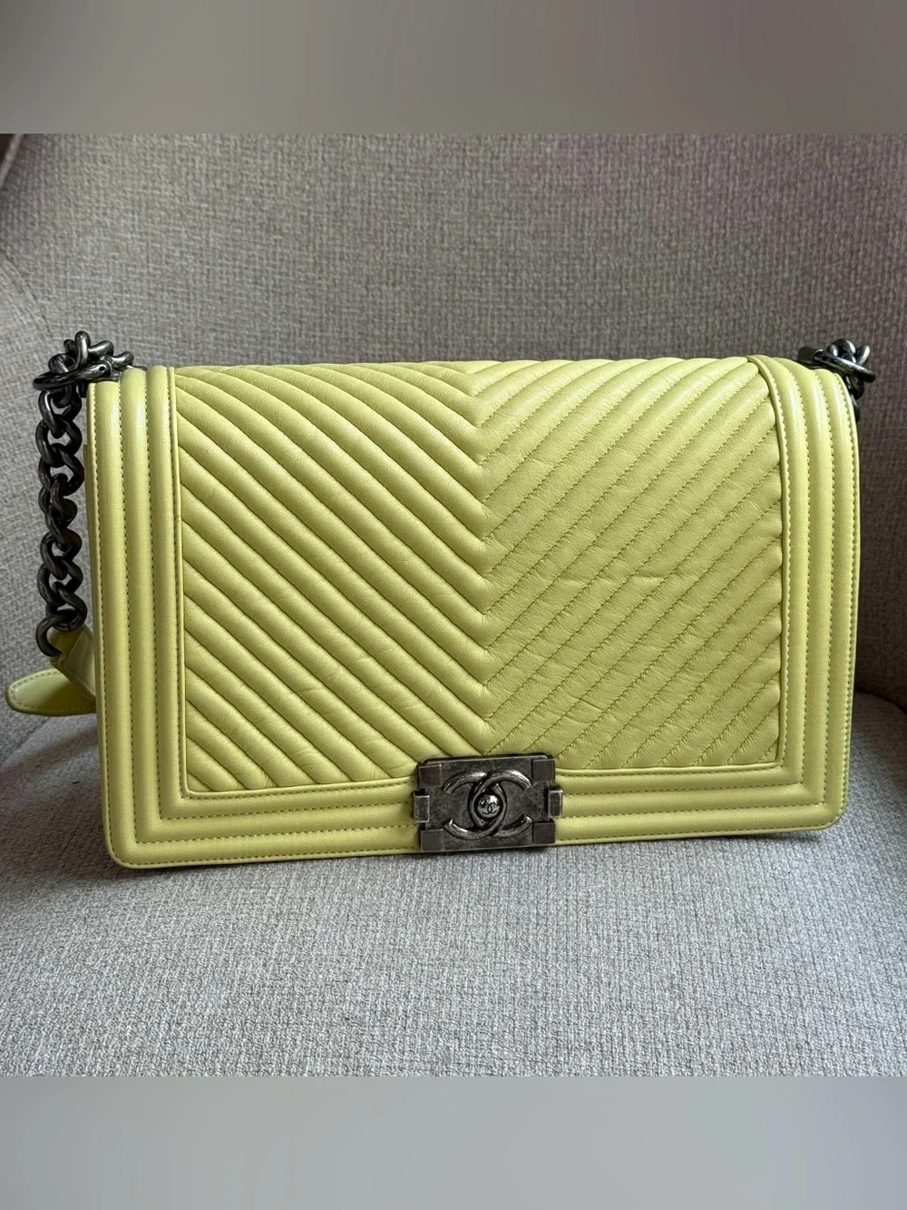 CHANEL turn inches vivid
