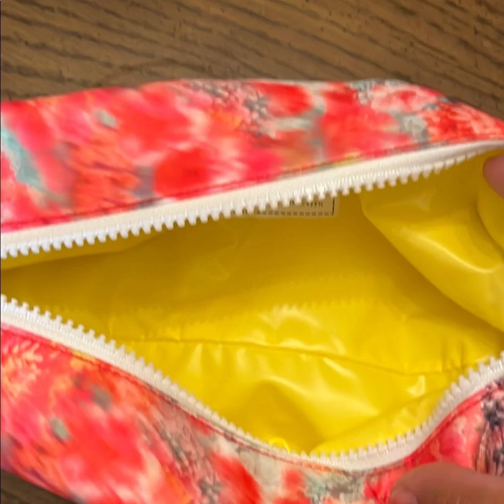 Athleta all zippered closure