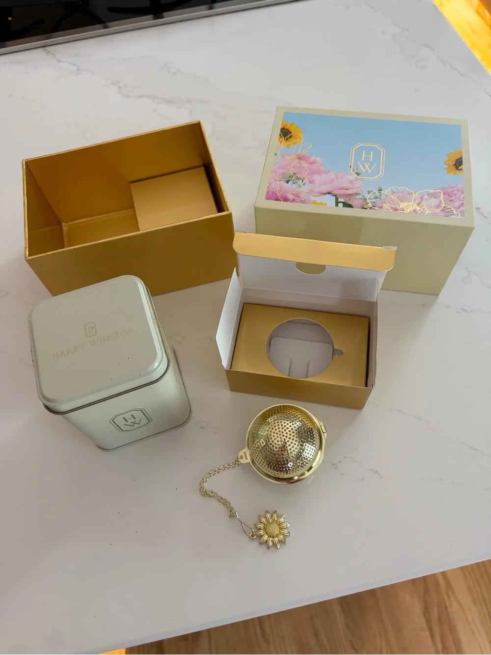 Harry Winston loose leaf tea Gift Set in Pastel Blue and Yellow