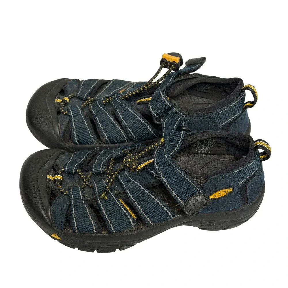 Keen model athletic pull