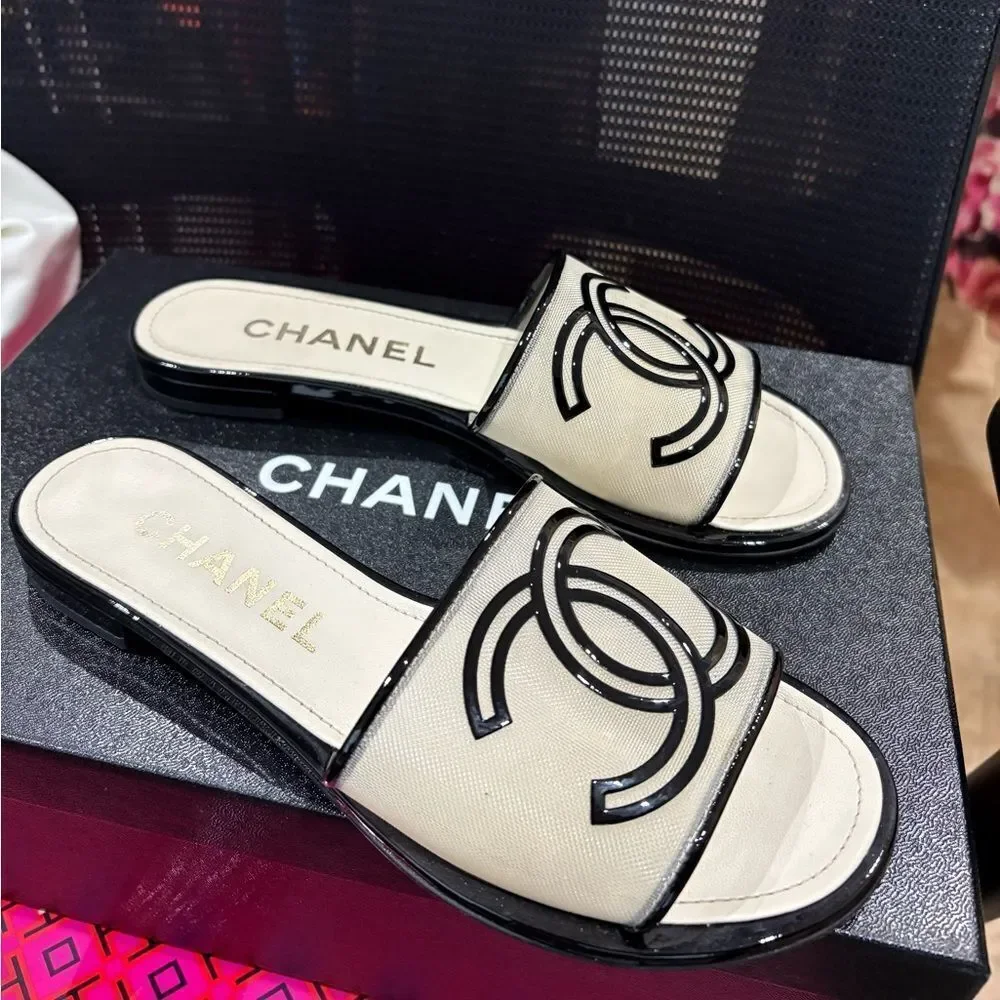 CHANEL use shoe