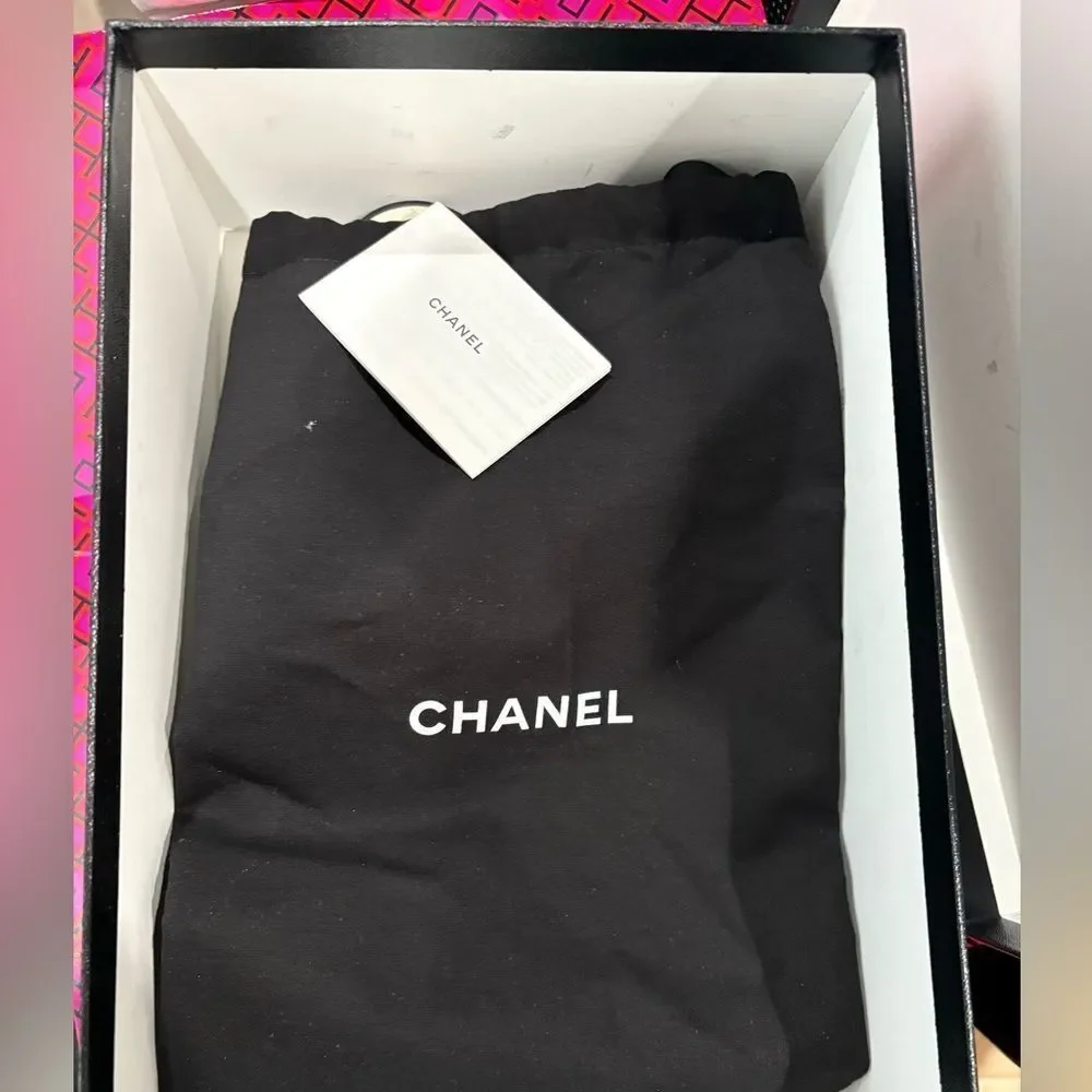 CHANEL signs elegant