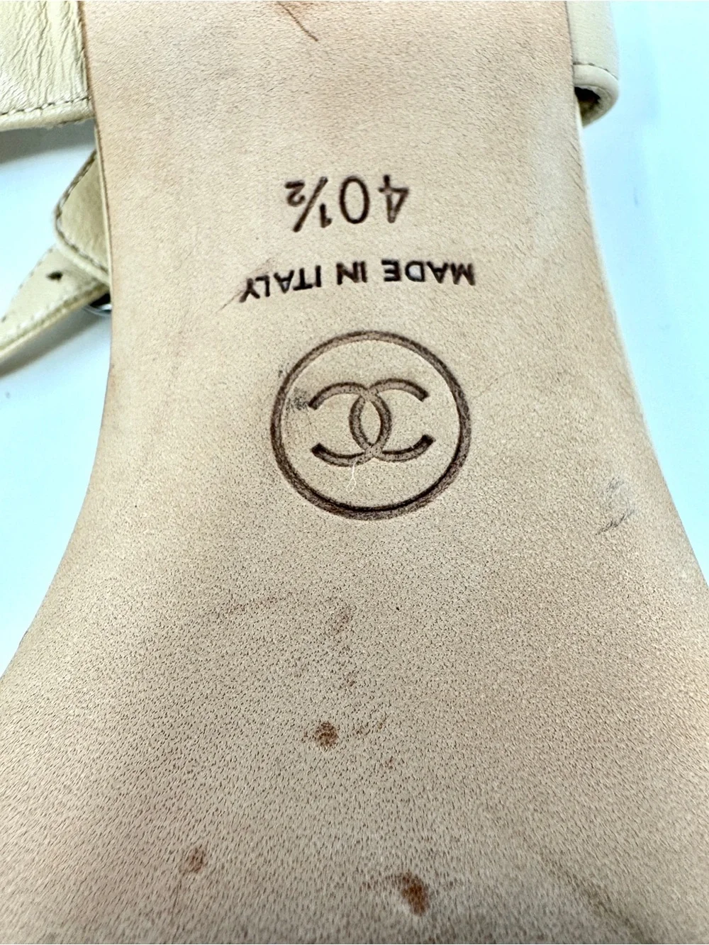 CHANEL beige chain