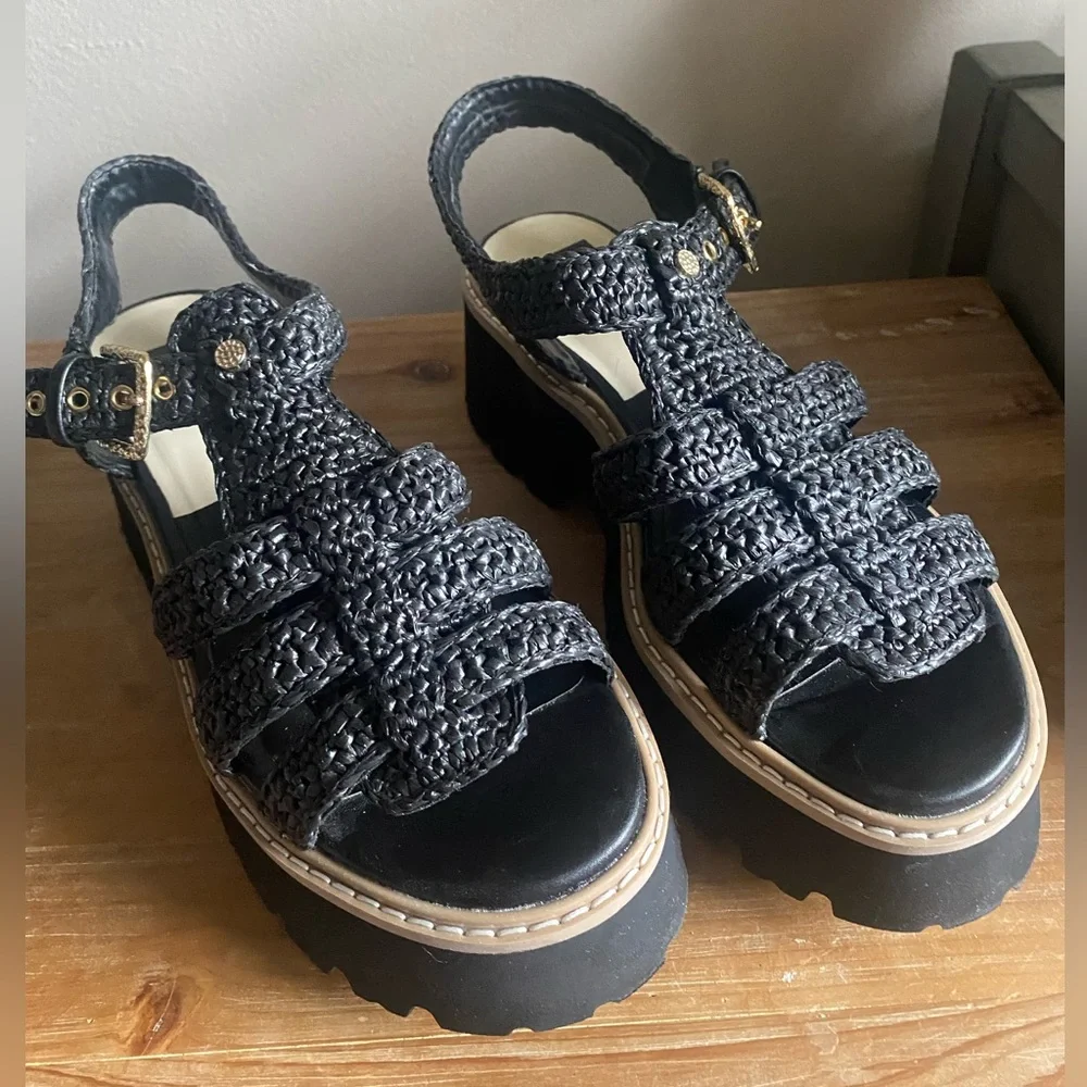 Dolce Vita accents braided lattice