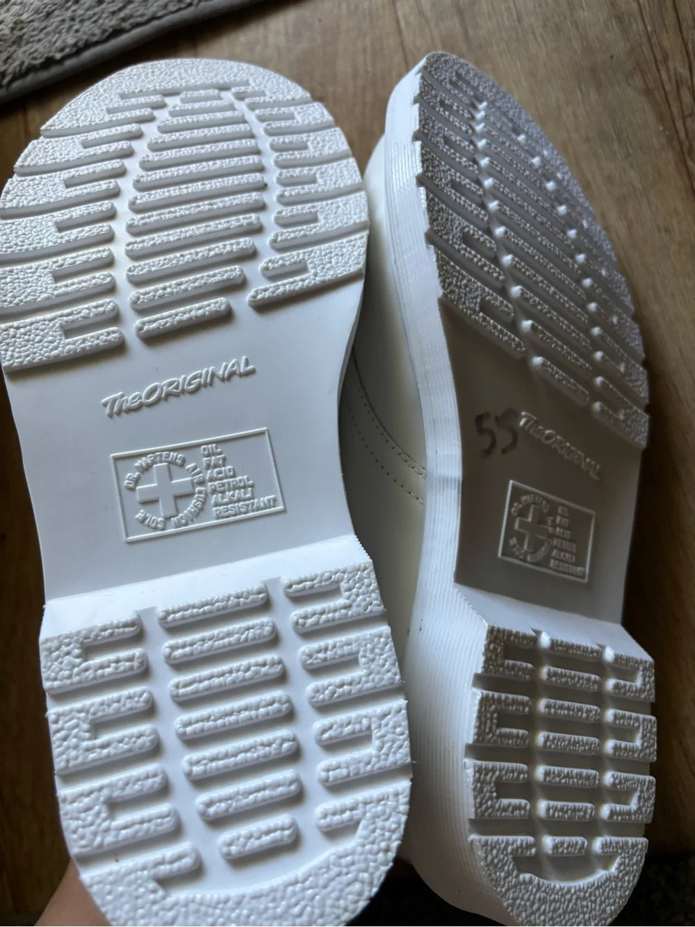 Dr. Martens men’s women’s