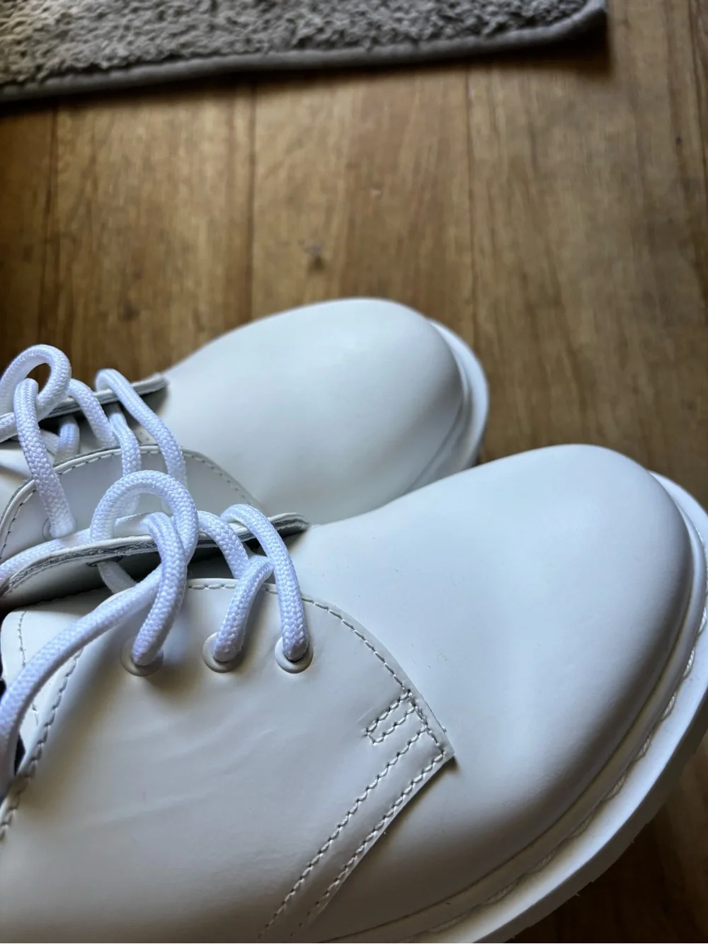 Dr. Martens men’s women’s