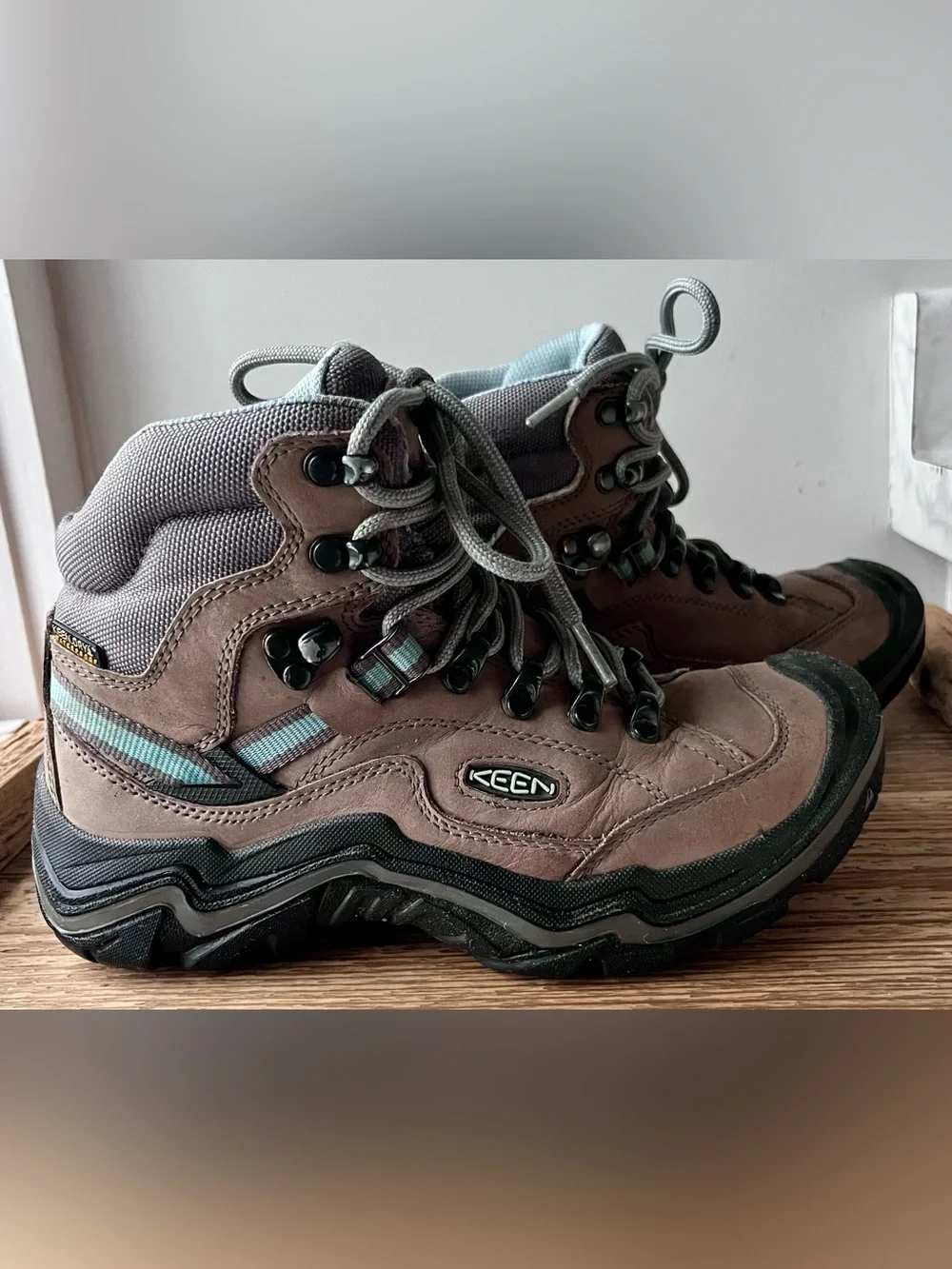 KEEN Durand II Mid waterproof Hiking Boots tan leather with Teal Accents size 6