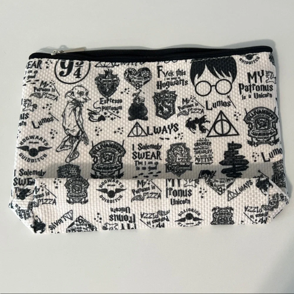 N/A white pouch