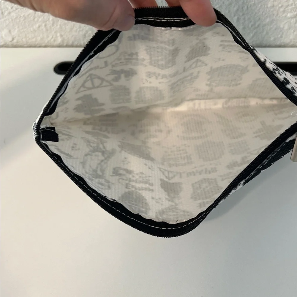 N/A white pouch