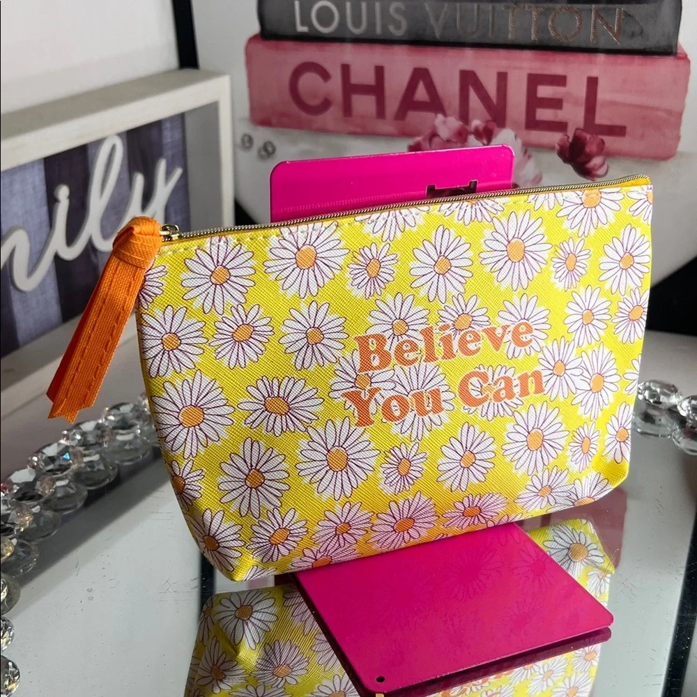 unbranded essentials daisies text