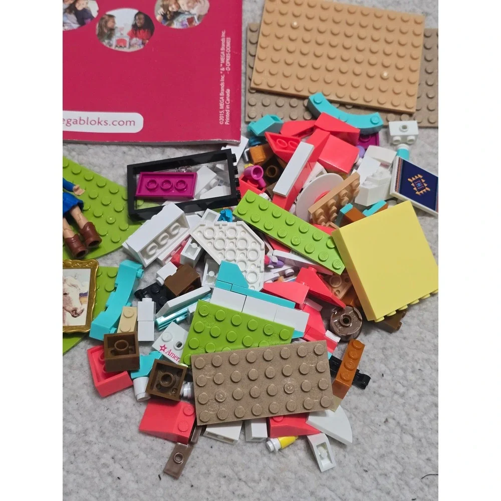 American Girl Nicki's Horse Stables Mega Bloks Construction Set DPK85 Figures