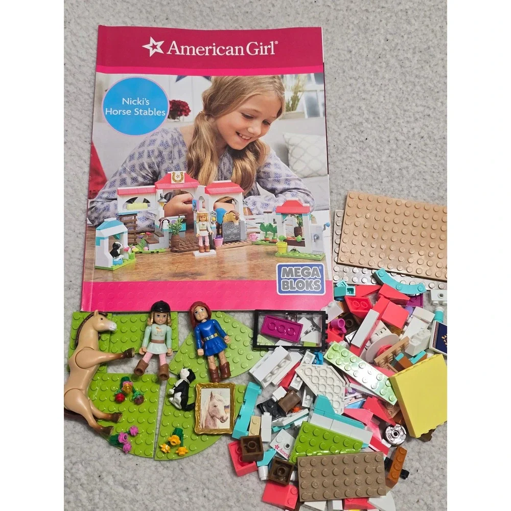 American Girl Nicki's Horse Stables Mega Bloks Construction Set DPK85 Figures