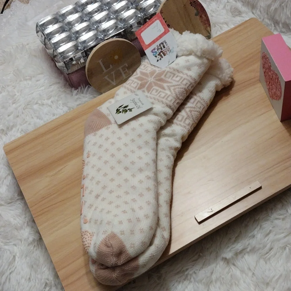 Muk Luks Cozy Cream and Pink Patterned Socks 🆕