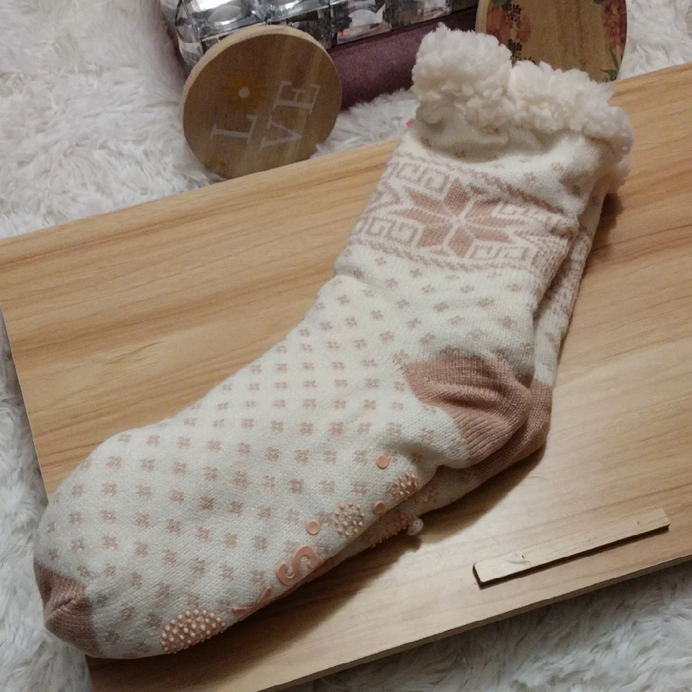 Muk Luks Cozy Cream and Pink Patterned Socks 🆕