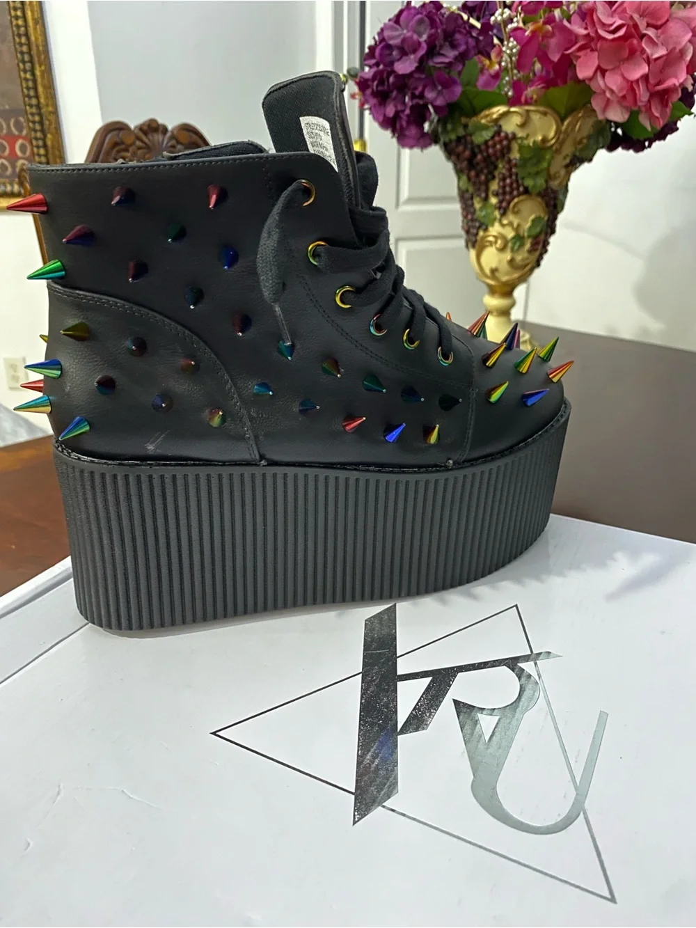 Kaos black platform