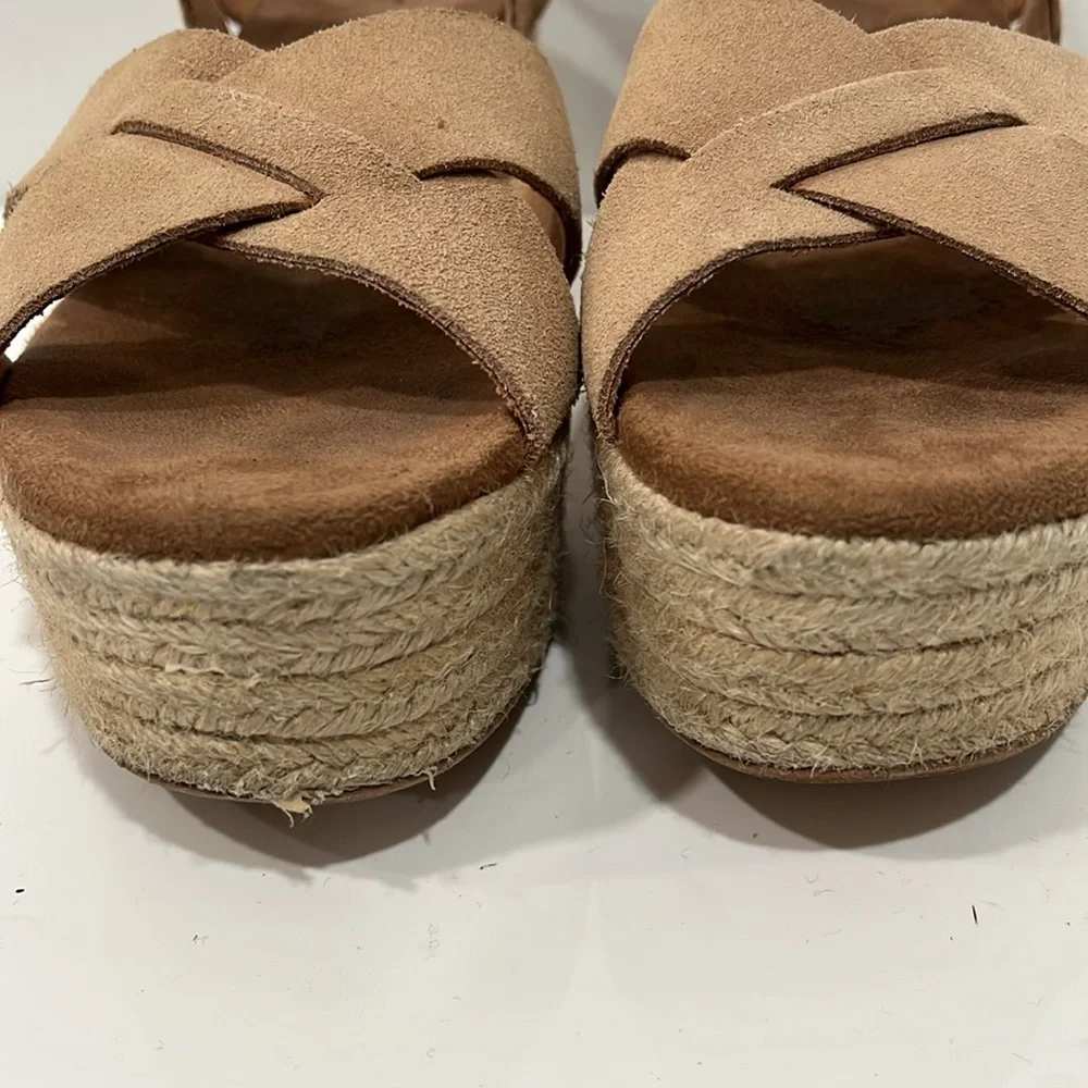 Toms shoes adjustable feature