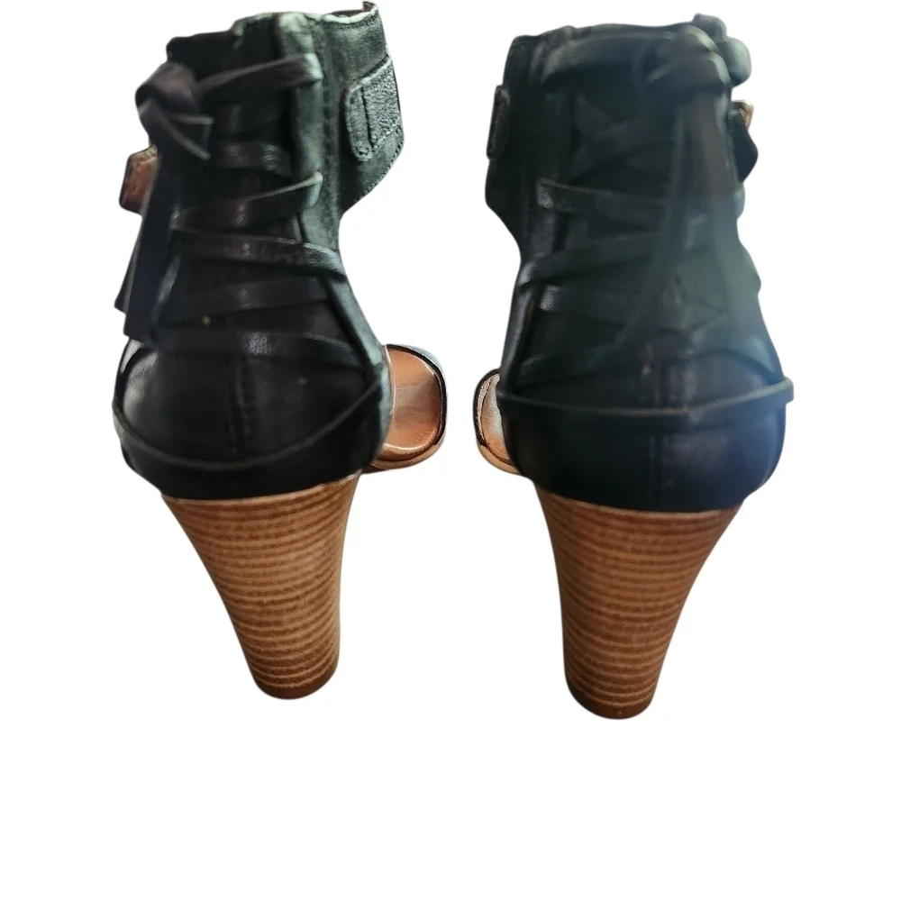 EUC MIZ MOOZ KIANI BLACK LEATHER STRAPPY BUCKLE WEDGE SANDAL SZ 40