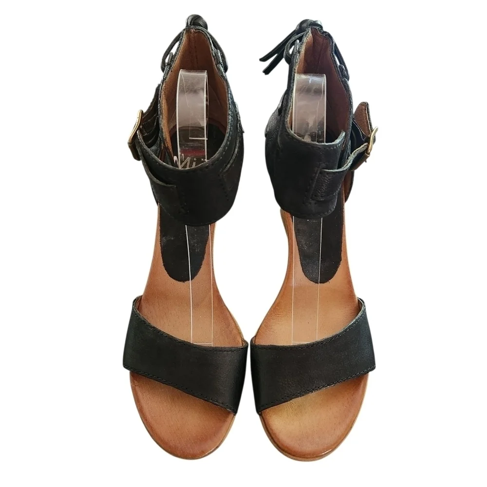 EUC MIZ MOOZ KIANI BLACK LEATHER STRAPPY BUCKLE WEDGE SANDAL SZ 40