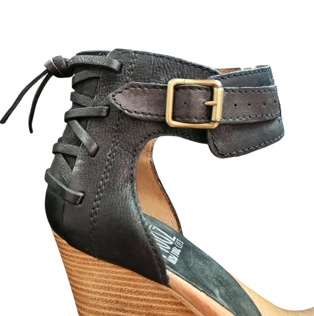 EUC MIZ MOOZ KIANI BLACK LEATHER STRAPPY BUCKLE WEDGE SANDAL SZ 40