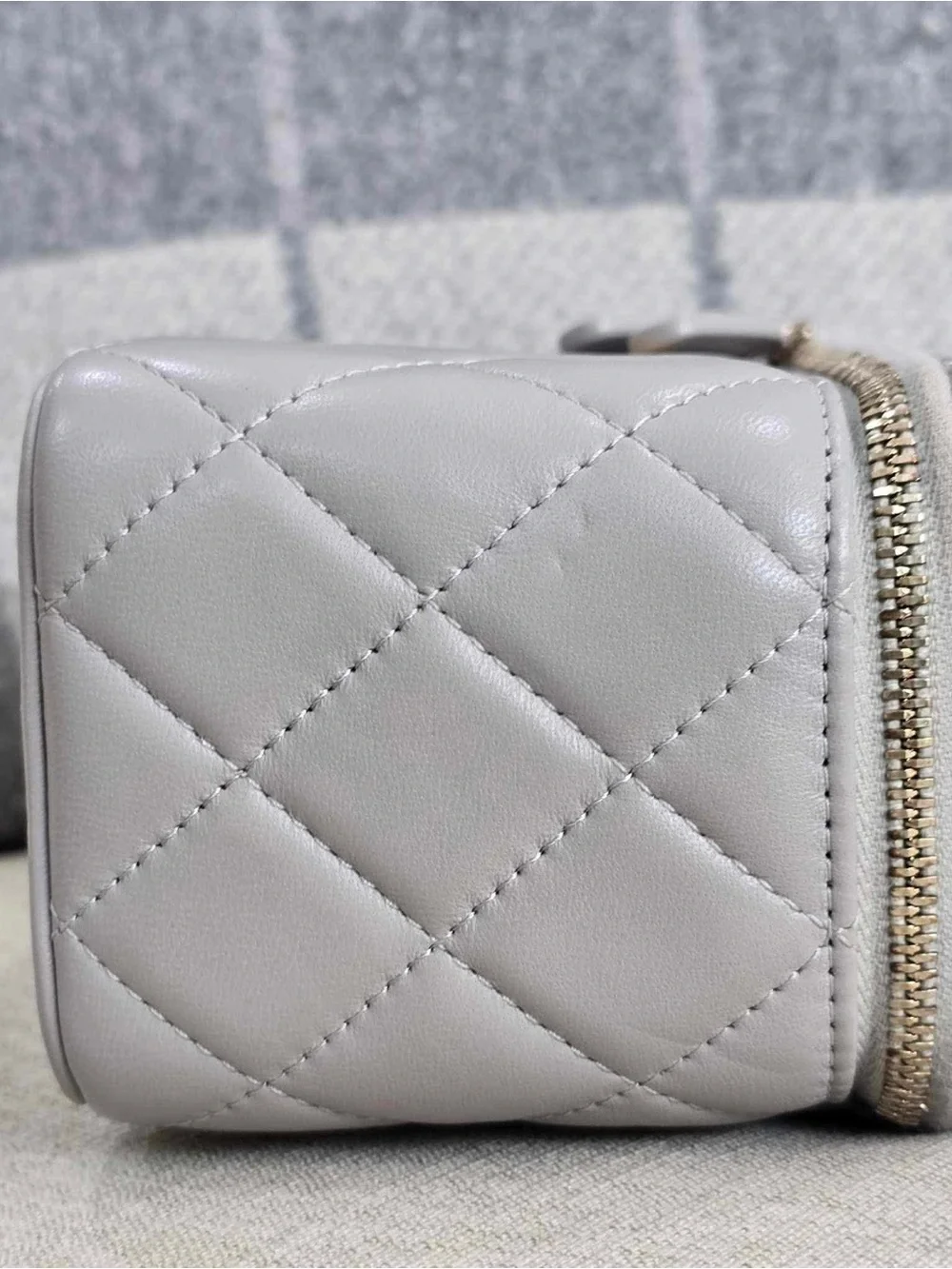 CHANEL compact quilted