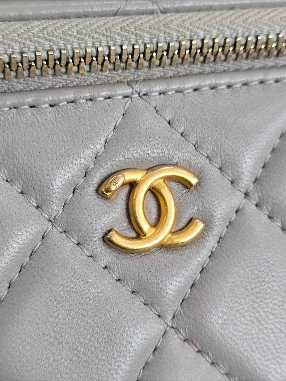 CHANEL compact quilted
