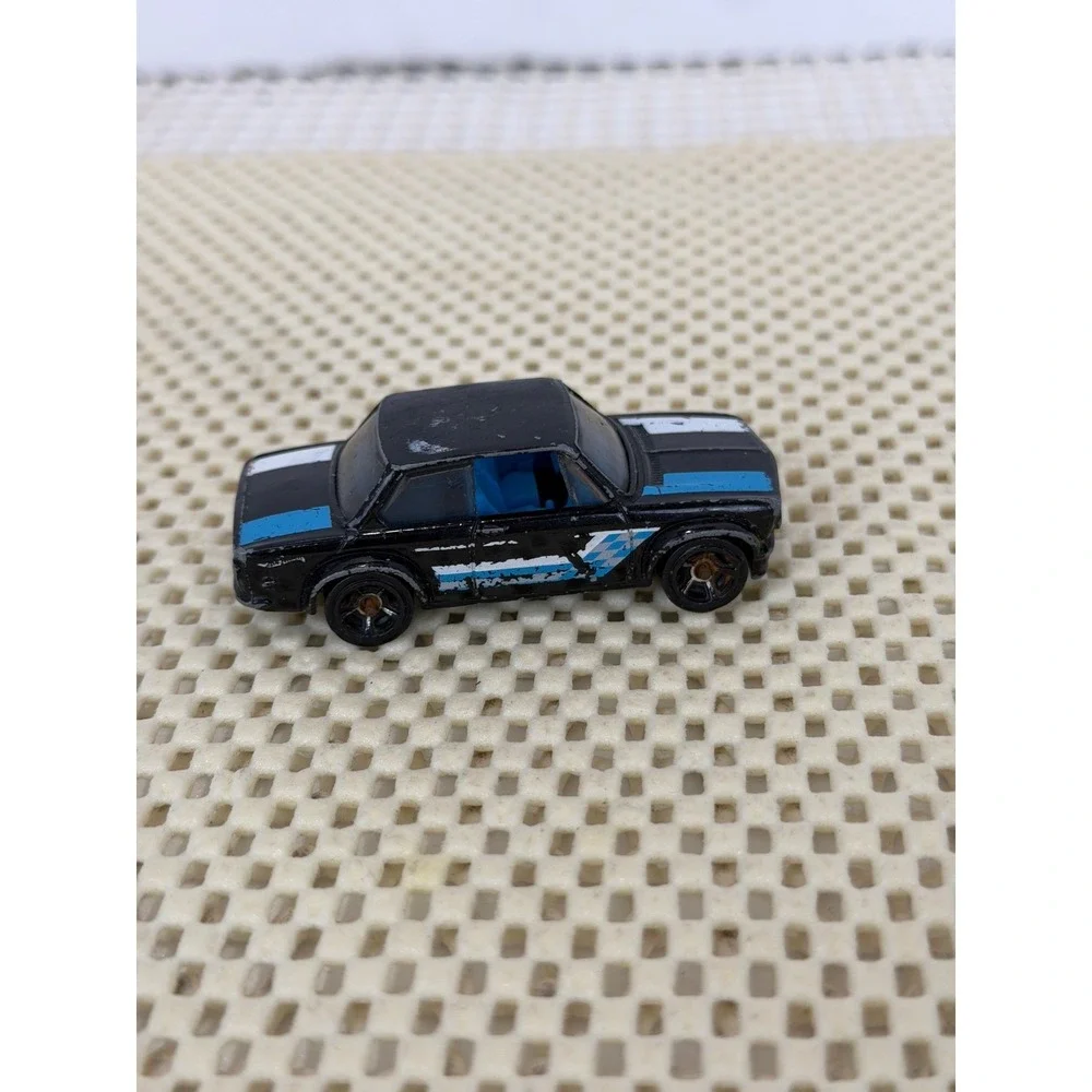 Hot Wheels BMW 2002 Black Blue White Racing Stripes‎ 1:64 Diecast Car 2011 J14