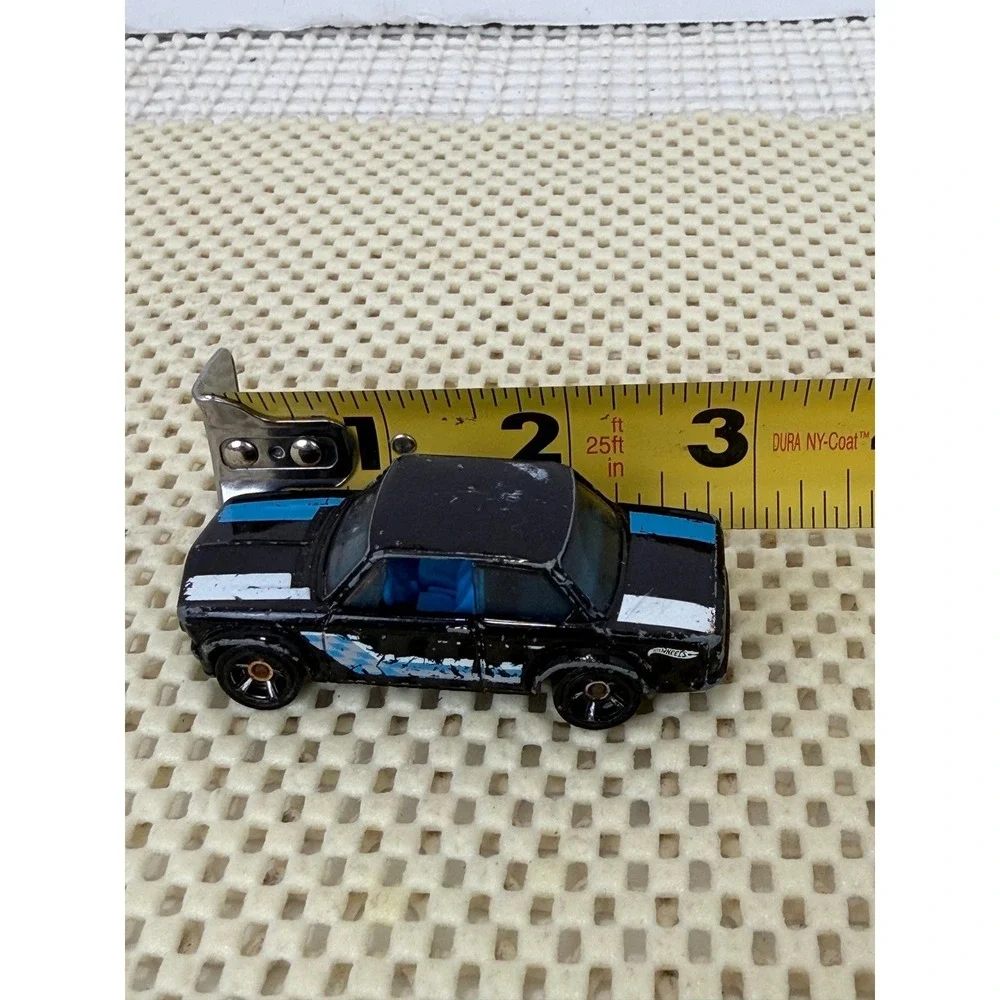 Hot Wheels BMW 2002 Black Blue White Racing Stripes‎ 1:64 Diecast Car 2011 J14