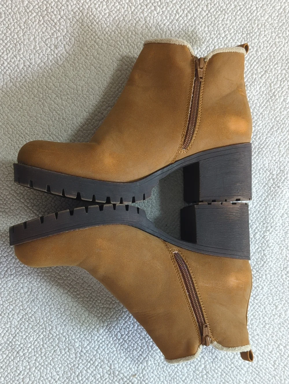 Baretraps Size 9.5 Tan Faux Fur Trim Block Heel Lug Sole Chelsea Booties