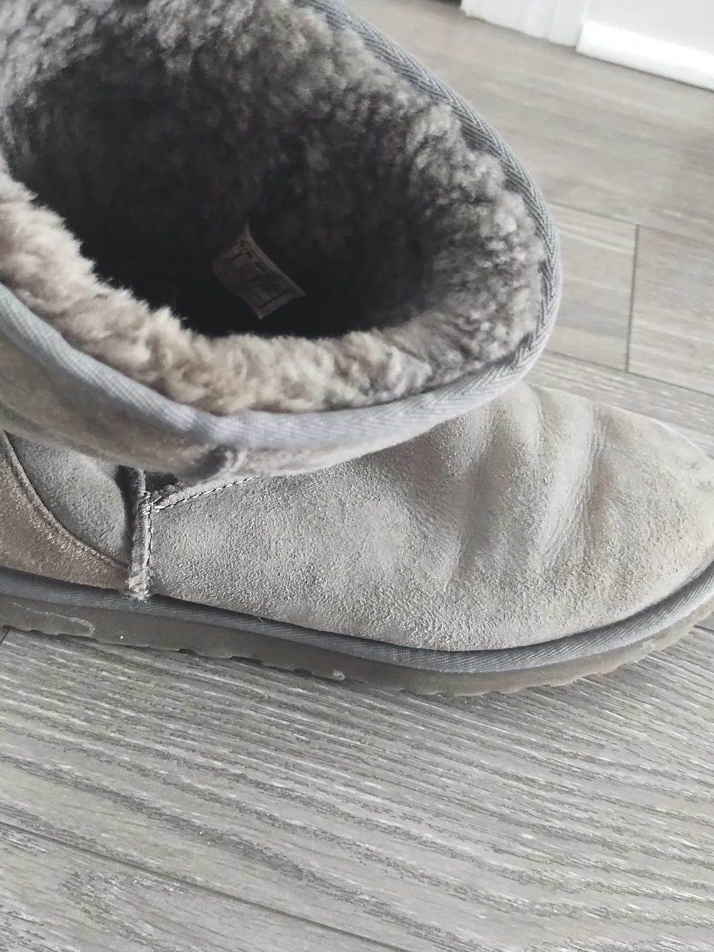 UGG Classic Short Shearling Boots in Gray Taupe Size 9