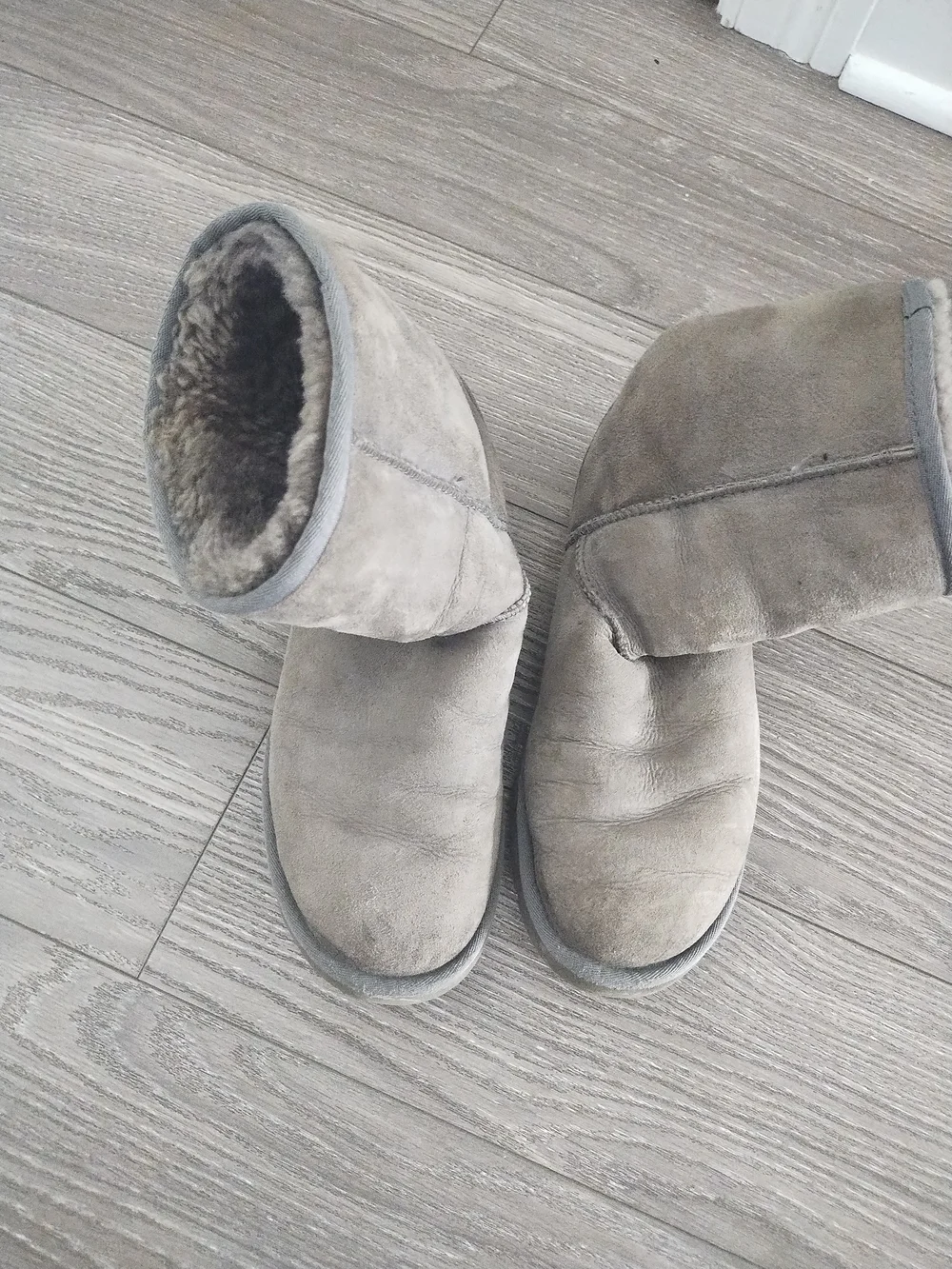 UGG Classic Short Shearling Boots in Gray Taupe Size 9