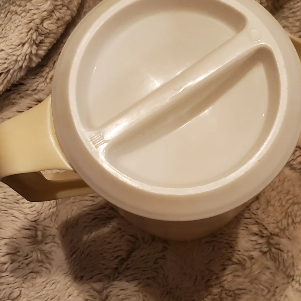 VINTAGE 1971 RUBBERMAID 2 1/4 QUART ALMOND PITCHER W/WHITE LID #2129