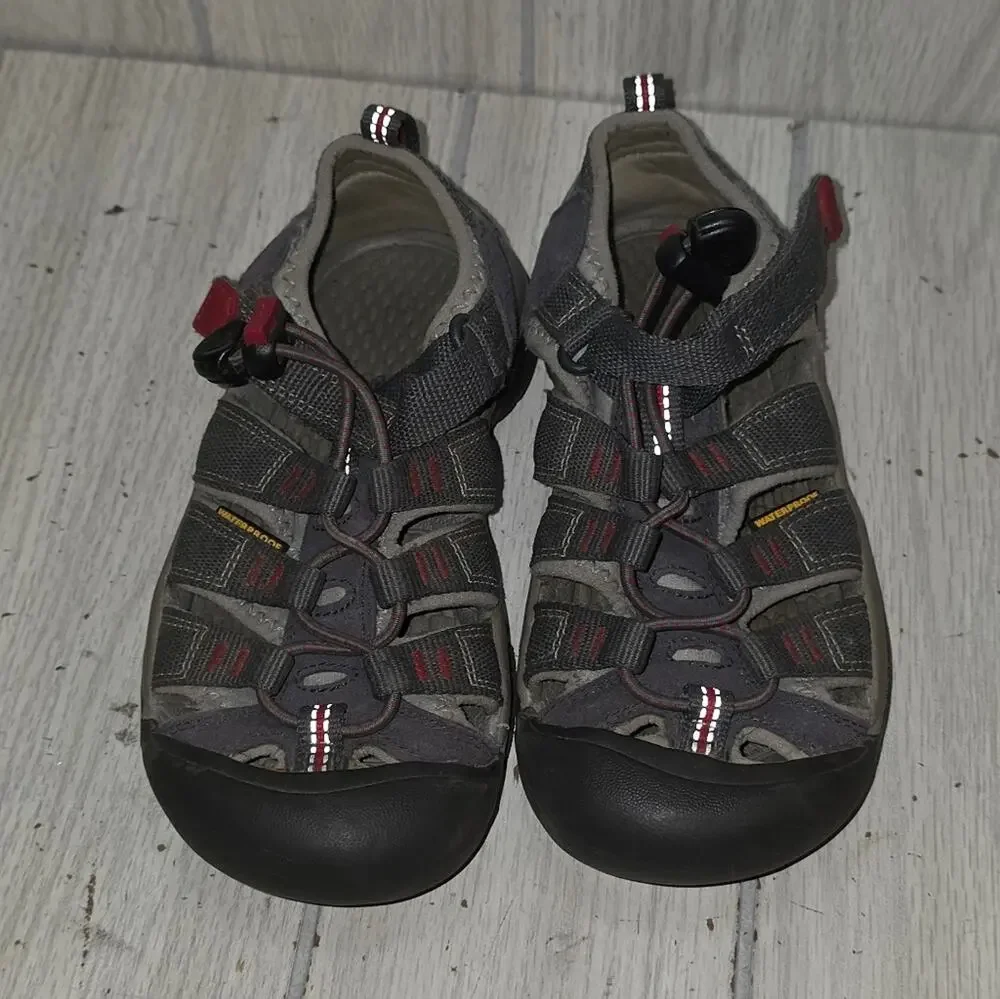 KEEN Kids' Charcoal and Crimson Sports Sandals Shoes 13 Gorpcore Camping Hiking