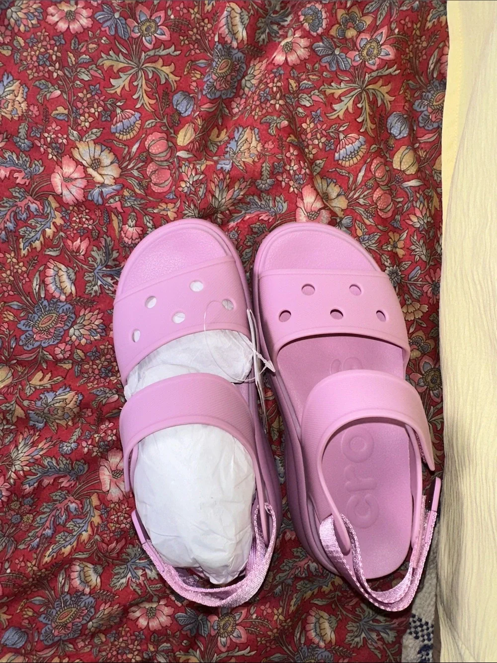 CROCS breathability cushioned sole