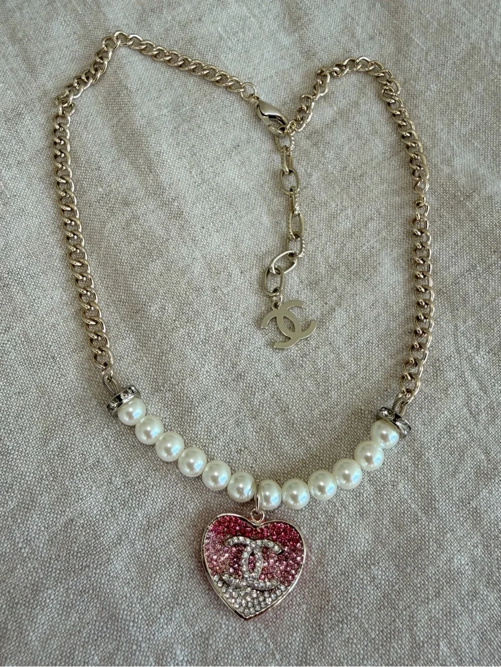 💗CHANEL Pearl Necklace with Pink Crystal Heart Pendant🤍
