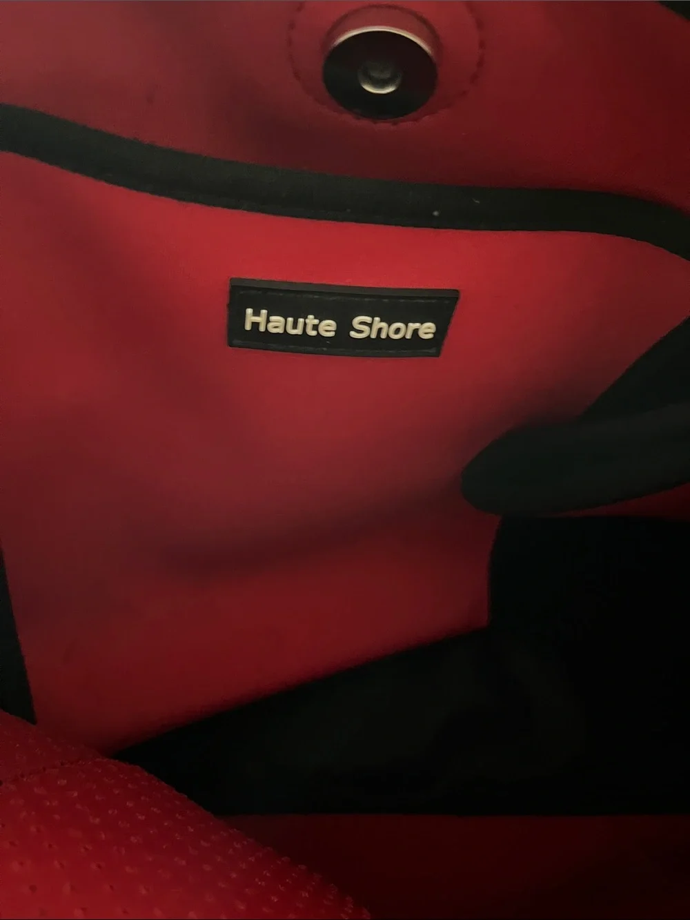 HAUTE SHORE stylish red closure