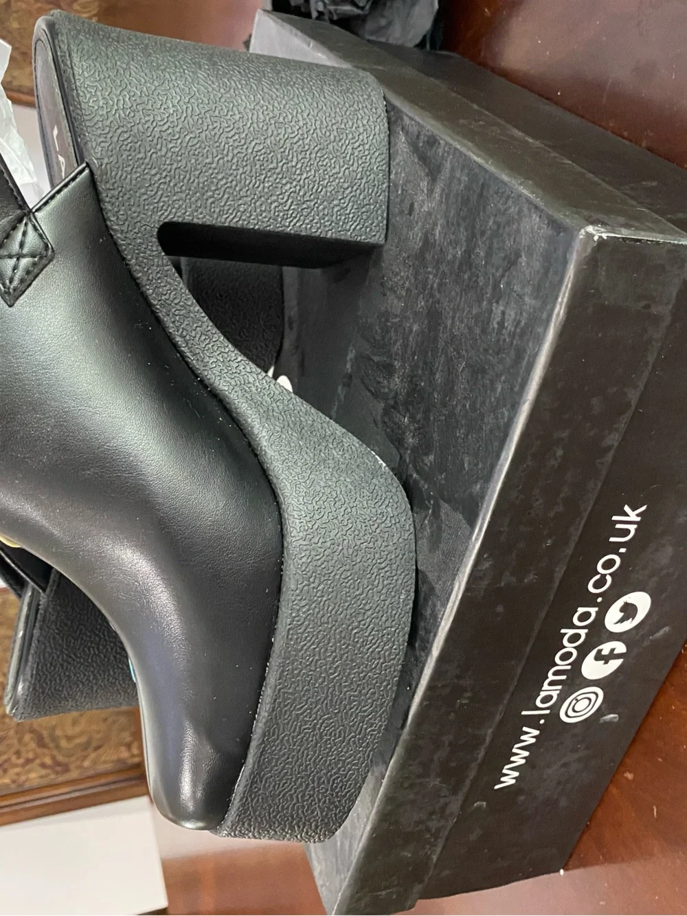 Lamoda chic black