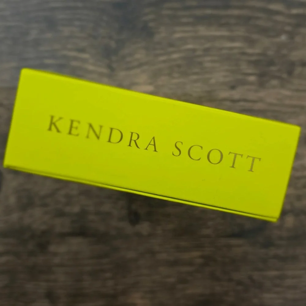 KENDRA SCOTT Jewelry Gift Box Womens Neon Yellow Gold Magnetic Closure