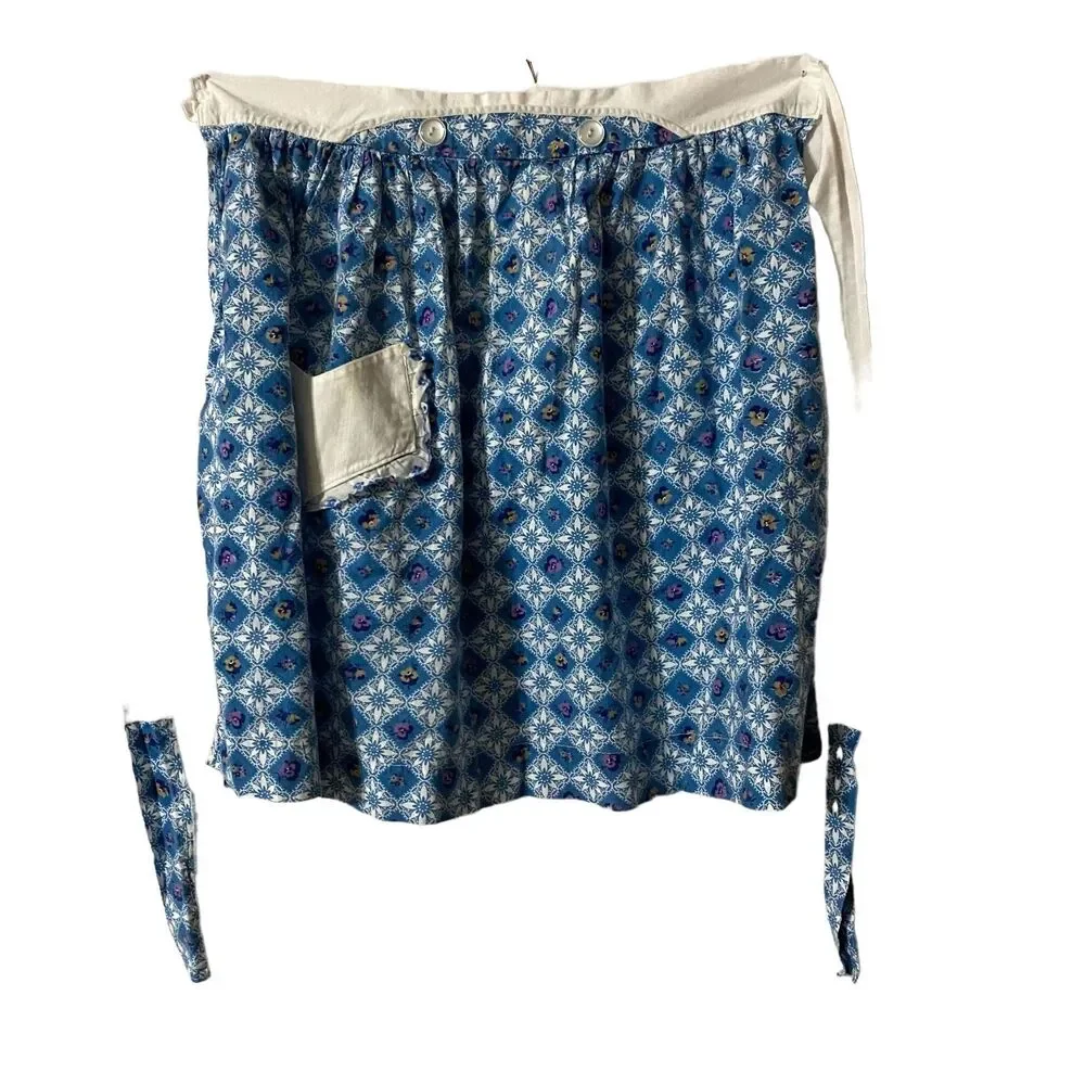 #5751 Womens Blue and White Floral Half Apron with Pocket