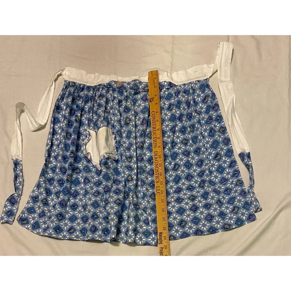 #5751 Womens Blue and White Floral Half Apron with Pocket
