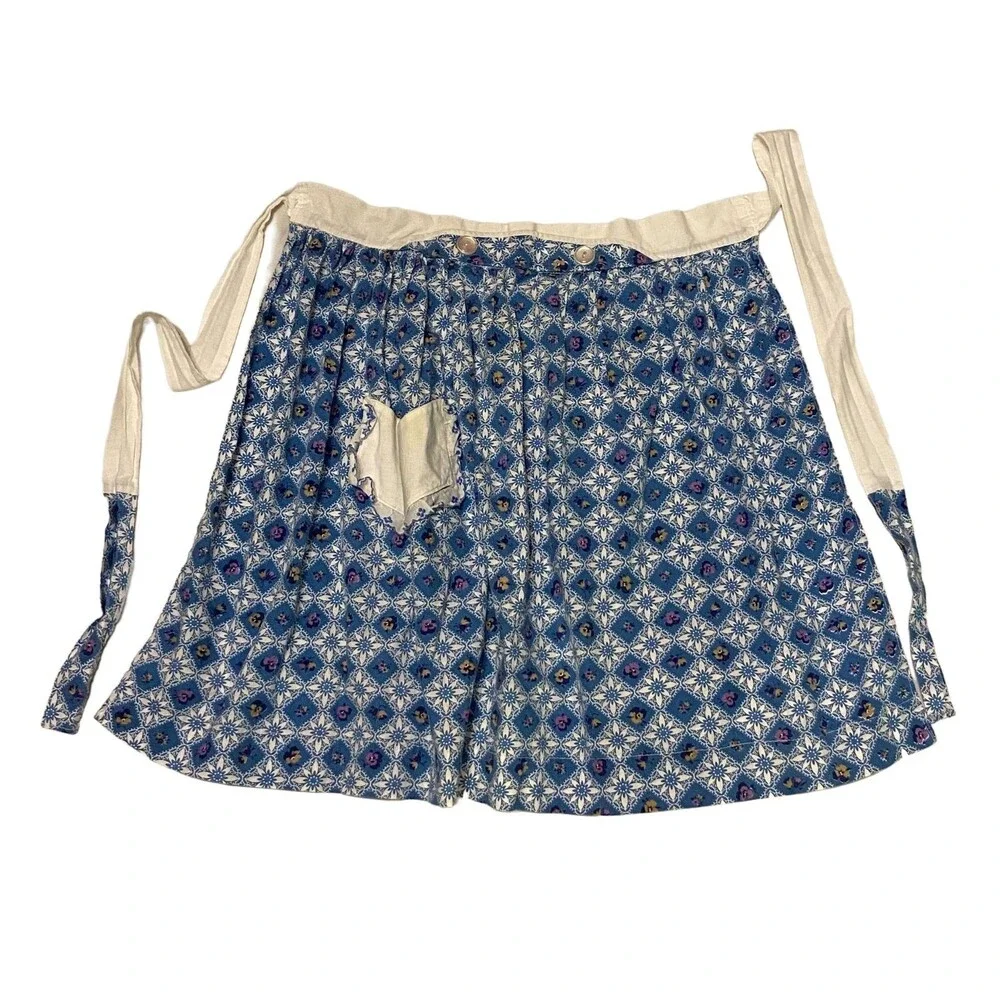 #5751 Womens Blue and White Floral Half Apron with Pocket