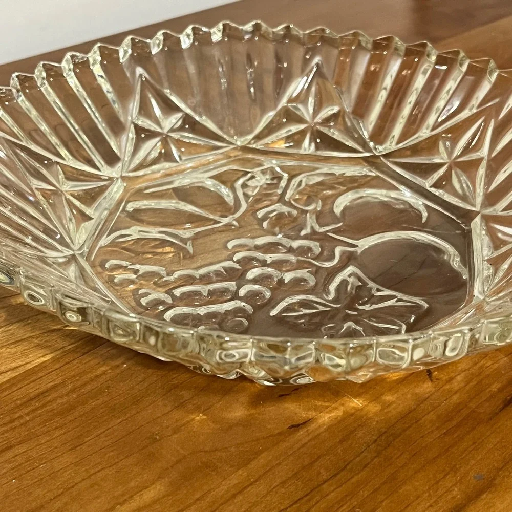 Vintage Pressed Glass Fruit Bowl‎ Grapes Embossed Starburst Sawtooth Rim 10.25