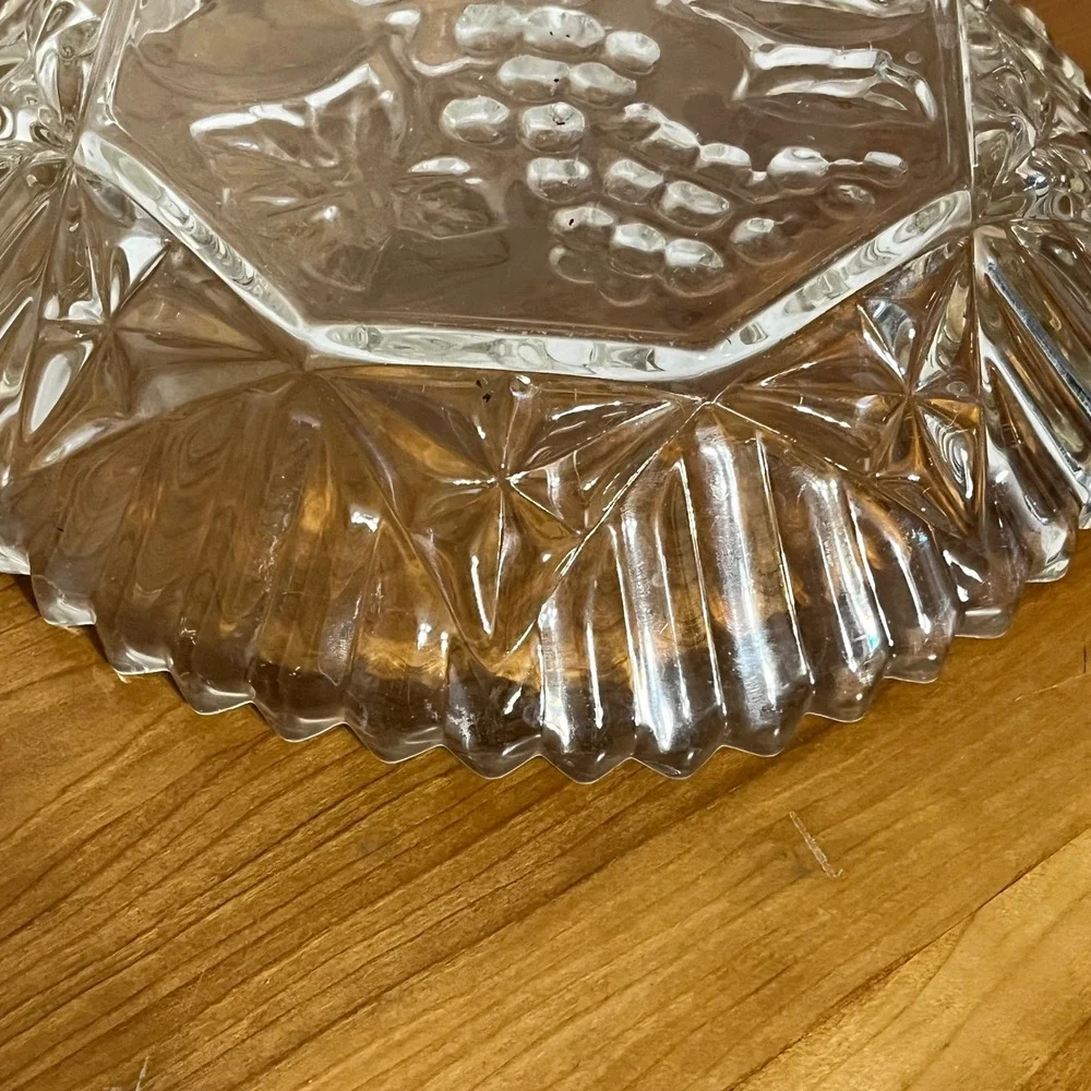 Vintage Pressed Glass Fruit Bowl‎ Grapes Embossed Starburst Sawtooth Rim 10.25
