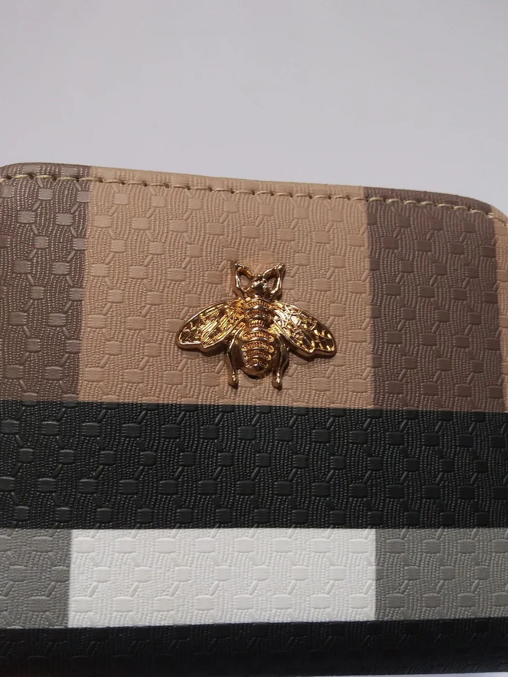 no brand compact wristlet