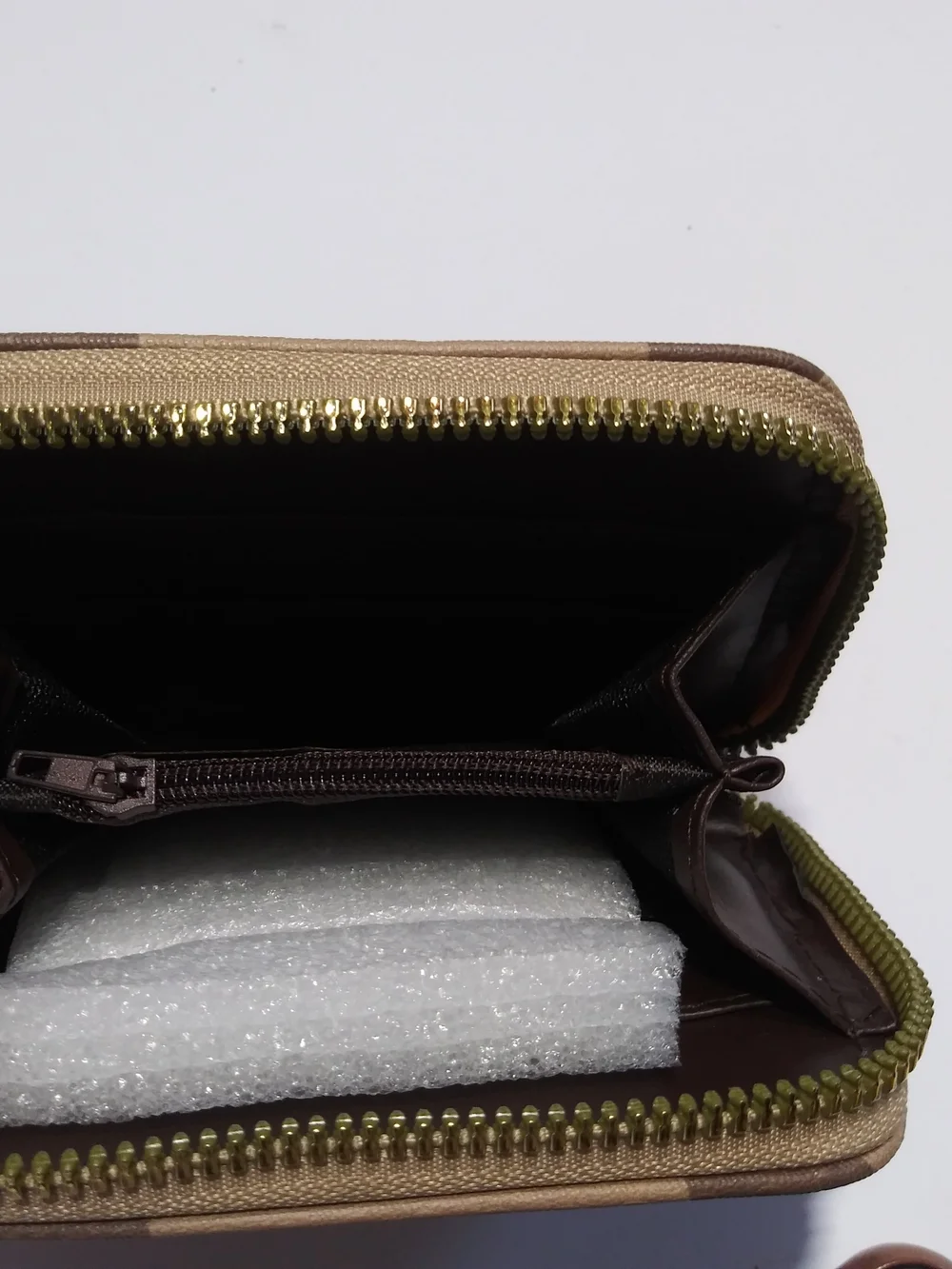 no brand compact wristlet